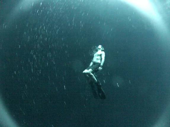 Em busca de ar, depois de ir a 25 metros de profundidade no cenote Pit, em Tulum, no Yucatán, sul do México